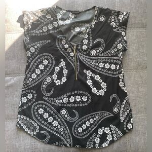 Express v neck zip blouse
Size Large